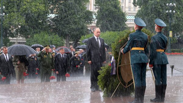 Ông Putin đặt vòng hoa tại Mộ chiến sĩ vô danh nhân Ngày tưởng niệm và đau thương - Sputnik Việt Nam