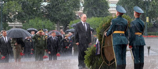 Ông Putin đặt vòng hoa tại Mộ chiến sĩ vô danh nhân Ngày tưởng niệm và đau thương - Sputnik Việt Nam