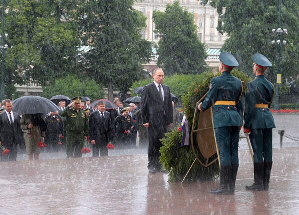 Matxcơva, sáng 22 tháng Sáu. Ngày Tưởng nhớ và Đau buồn. Tổng thống Nga Vladimir Putin, Thủ tướng Dmitry Medvedev và Bộ trưởng Quốc phòng Sergei Shoigu đặt vòng hoa tại Mộ Chiến sĩ Vô danh. - Sputnik Việt Nam