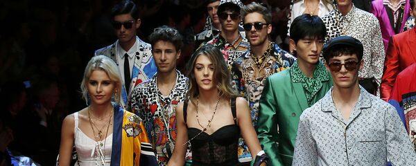 18 tháng Sáu. Con gái Sylvester  Sistine Stallone (giữa) trong buổi trình diễn mốt  Dolce & Gabbana tại Tuần lễ Thời trang Milan. - Sputnik Việt Nam