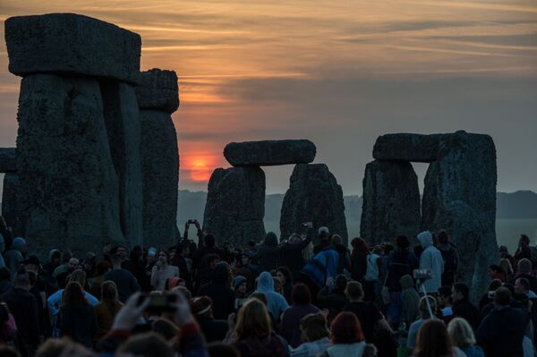 Anh. Mọi người kỷ niệm ngày hạ chí ở di tích cột đá Stonehenge - một trong những địa điểm bí ẩn nhất trên hành tinh của chúng ta. - Sputnik Việt Nam