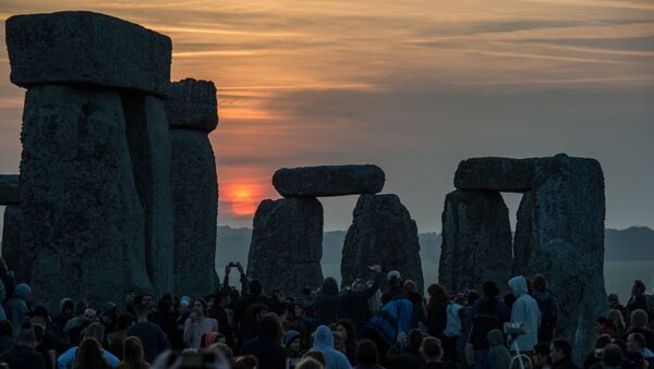 Anh. Mọi người kỷ niệm ngày hạ chí ở di tích cột đá Stonehenge - một trong những địa điểm bí ẩn nhất trên hành tinh của chúng ta. - Sputnik Việt Nam