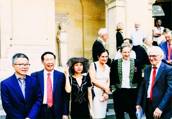 Giáo sư Ngô Bảo Châu (ngoài cùng bên trái) cùng các nhà khoa học chụp hình lưu niệm trước cửa Viện Hàn lâm Khoa học Pháp Giáo sư Ngô Bảo Châu (ngoài cùng bên trái) cùng các nhà khoa học chụp hình lưu niệm trước cửa Viện Hàn lâm Khoa học Pháp - Sputnik Việt Nam