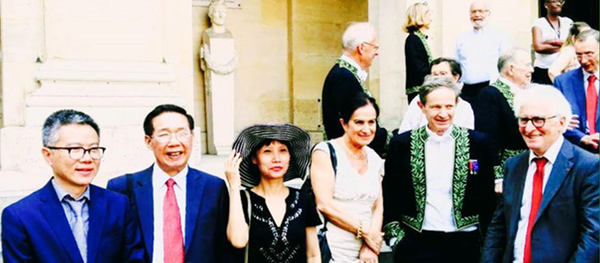 Giáo sư Ngô Bảo Châu (ngoài cùng bên trái) cùng các nhà khoa học chụp hình lưu niệm trước cửa Viện Hàn lâm Khoa học Pháp - Sputnik Việt Nam