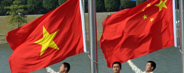 Cờ quốc gia Trung Quốc và Việt Nam - Sputnik Việt Nam
