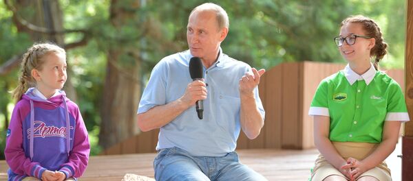 Tổng thống Nga Vladimir Putin thăm Trung tâm thiếu nhi quốc tế Artek tại Crưm. - Sputnik Việt Nam