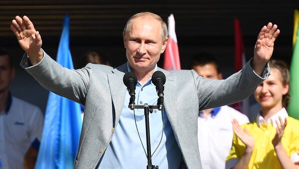 Tổng thống Nga Vladimir Putin thăm Trung tâm thiếu nhi quốc tế Artek tại Crưm - Sputnik Việt Nam