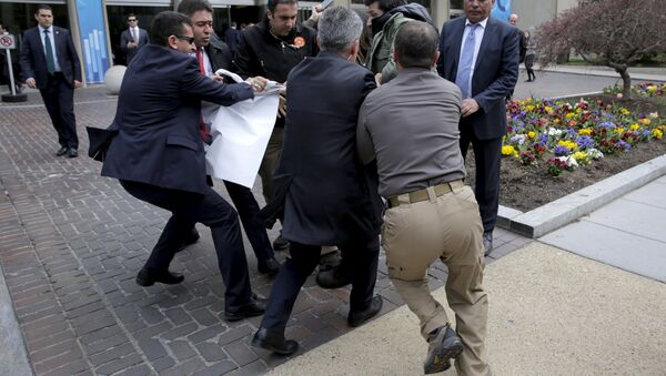 Turkish security personnel struggle to take a sign away from protesters in front of the Brookings Institute before the arrival of Turkish President Recep Tayyip Erdogan in Washington. - Sputnik Việt Nam