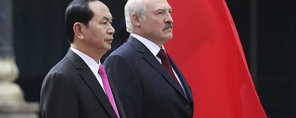 Tổng thống Belarus Alexandr Lukashenko với Chủ tịch Việt Nam Trần Đại Quang - Sputnik Việt Nam