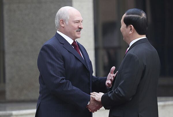 Tổng thống Belarus Alexandr Lukashenko với Chủ tịch Việt Nam Trần Đại Quang - Sputnik Việt Nam