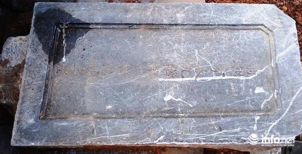 Tấm bia mộ vợ vua được tìm thấy vào chiều 24/6 sau khi bị đơn vị thi công vùi lấp. - Sputnik Việt Nam