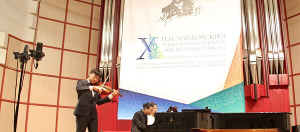 Quang Tiến trình diễn trên sân khấu cuộc thi - Sputnik Việt Nam