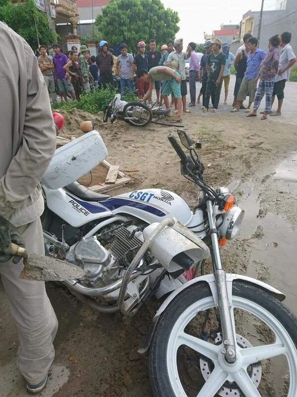 Chiếc xe CSGT bị hư hỏng sau va chạm - Sputnik Việt Nam