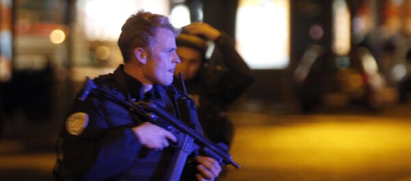 Police officers take positions on the Champs Elysees avenue in Paris, France, after a fatal shooting in which a police officer was killed along with an attacker, Thursday, April 20, 2017. - Sputnik Việt Nam