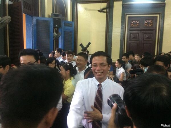 LS Phạm Công Hùng hạnh phúc và nhận được rất nhiều lời chúc mừng sau khi Phương Nga được tại ngoại - Sputnik Việt Nam