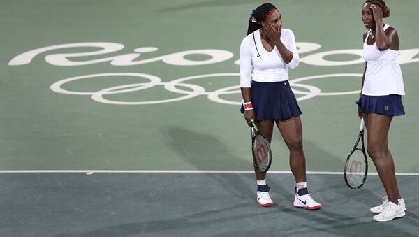 Venus Williams, of the United States, right, talks with her sister Serena after losing a point in a doubles match against Lucie Safarova and Barbora Strycova, of the Czech Republic, at the 2016 Summer Olympics in Rio de Janeiro, Brazil - Sputnik Việt Nam