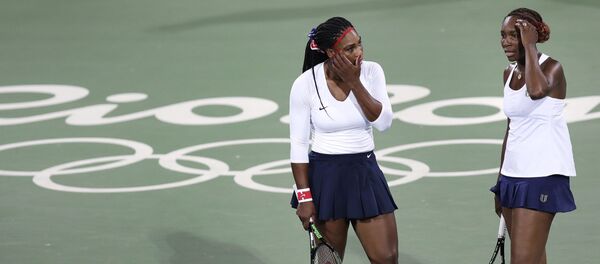 Venus Williams, of the United States, right, talks with her sister Serena after losing a point in a doubles match against Lucie Safarova and Barbora Strycova, of the Czech Republic, at the 2016 Summer Olympics in Rio de Janeiro, Brazil - Sputnik Việt Nam