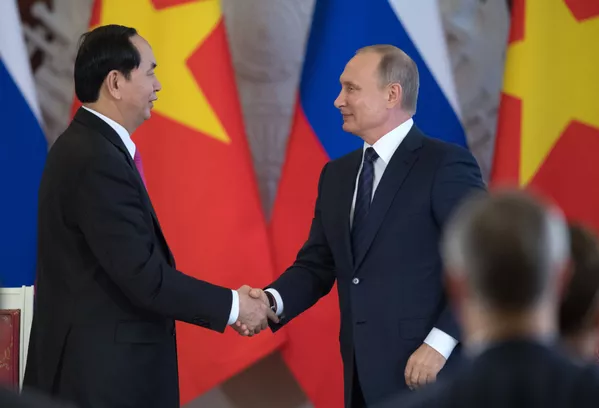 Tổng thống LB Nga Vladimir Putin và Chủ tịch CHXHCN Việt Nam Trần Đại Quang (trái) trong cuộc họp báo về kết quả hội đàm Nga-Việt. Tổng thống LB Nga Vladimir Putin và Chủ tịch CHXHCN Việt Nam Trần Đại Quang (trái) trong cuộc họp báo về kết quả hội đàm Nga-Việt. - Sputnik Việt Nam