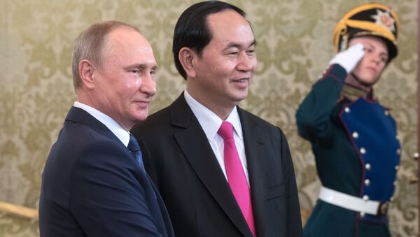 Tổng thống LB Nga Vladimir Putin và Chủ tịch CHXHCN Việt Nam Trần Đại Quang (phải trong cuộc họp báo về kết quả hội đàm Nga-Việt. - Sputnik Việt Nam