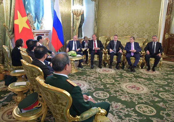 Tổng thống LB Nga Vladimir Putin trong thời gian hội kiến với Chủ tịch CHXHCN Việt Nam Trần Đại Quang. Từ phải sang trái - Bộ trưởng Quốc phòng Nga Sergei Shoigu, Trợ lý Tổng thống Nga Yuri Ushakov, Phó Thủ tướng thứ nhất của Nga Igor Shuvalov và Bộ trưởng Ngoại giao Nga Sergei Lavrov. Tổng thống LB Nga Vladimir Putin trong thời gian hội kiến với Chủ tịch CHXHCN Việt Nam Trần Đại Quang. Từ phải sang trái - Bộ trưởng Quốc phòng Nga Sergei Shoigu, Trợ lý Tổng thống Nga Yuri Ushakov, Phó Thủ tướng thứ nhất của Nga Igor Shuvalov và Bộ trưởng Ngoại giao Nga Sergei Lavrov. - Sputnik Việt Nam