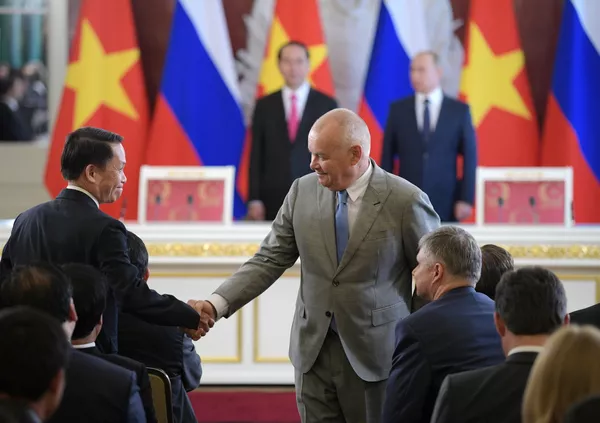 Tổng Giám đốc Hãng Thông tấn Quốc tế Rossiya Segodnya” Dmitry Kiselev (giữa) và Tổng Giám đốc Thông tấn xã Việt Nam Nguyễn Đức Lợi tại lễ ký văn bản hợp tác theo kết quả hội đàm của Tổng thống Nga Vladimir Putin và Chủ tịch Việt Nam Trần Đại Quang. Tổng Giám đốc Hãng Thông tấn Quốc tế Rossiya Segodnya” Dmitry Kiselev (giữa) và Tổng Giám đốc Thông tấn xã Việt Nam Nguyễn Đức Lợi tại lễ ký văn bản hợp tác theo kết quả hội đàm của Tổng thống Nga Vladimir Putin và Chủ tịch Việt Nam Trần Đại Quang. - Sputnik Việt Nam