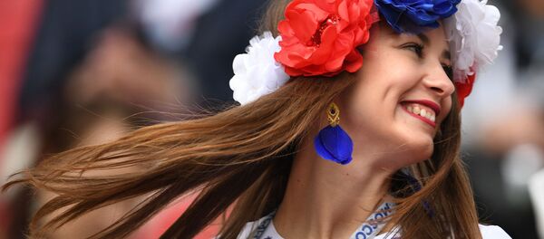 Nữ cổ động viên đội bóng Nga trước trận đấu Cup Confederations 2017 - Sputnik Việt Nam