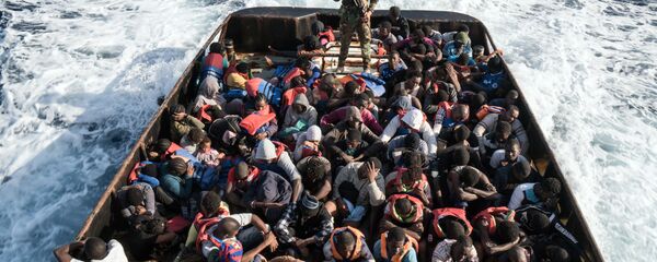 Hoạt động giải cứu tàu chở người di cư bất hợp pháp tìm cách tiến vào bờ biển châu Âu - Sputnik Việt Nam