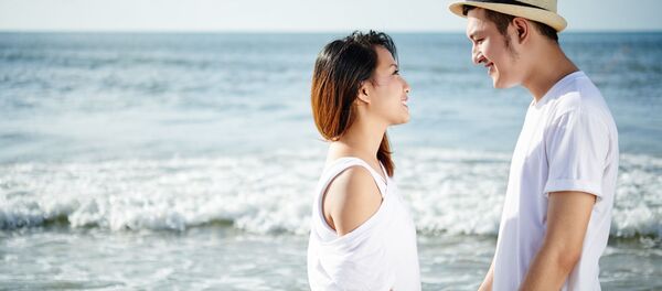 Влюбленная пара на пляже - Sputnik Việt Nam