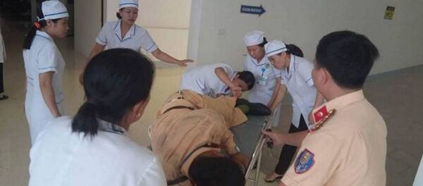 Thượng uý Nguyễn Anh Đức khi được cấp cứu tại bệnh viện Hồng Lĩnh Thượng uý Nguyễn Anh Đức khi được cấp cứu tại bệnh viện Hồng Lĩnh - Sputnik Việt Nam