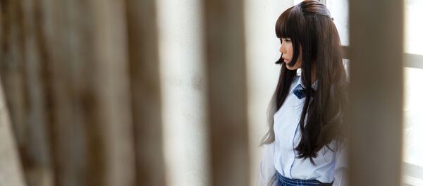 Азиатская девушка у окна - Sputnik Việt Nam