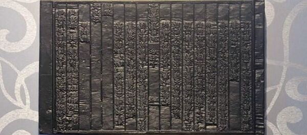 Mặt khắc 6, quyển 50, sách mộc bản sách “Đại Nam thực lục chính biên đệ nhất kỷ” kể việc vua Gia Long sai đội Hoàng Sa do Phạm Quang Ảnh dẫn đầu ra đảo Hoàng Sa thăm dò, đo đạc thủy trình năm 1815. - Sputnik Việt Nam