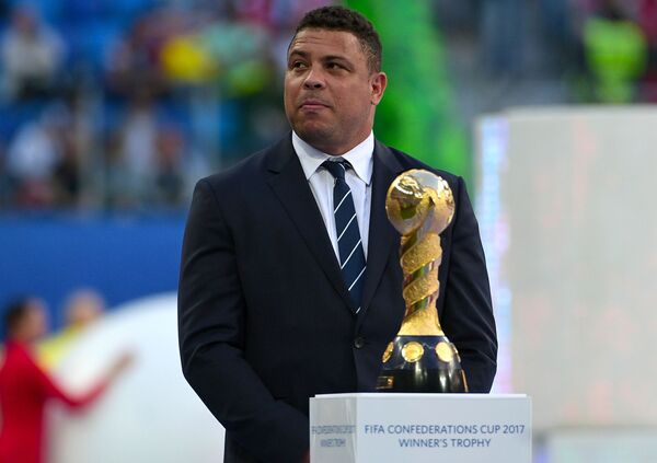 Cầu thủ bóng đá Brazil Ronaldo trong lễ bế mạc Cúp Liên đoàn các châu lục 2017. - Sputnik Việt Nam