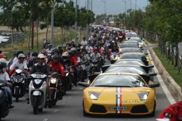 Dàn siêu xe của các đại gia nối đuôi nhau trên đường phố Đà Nẵng ở Car Passion 2011 - Sputnik Việt Nam