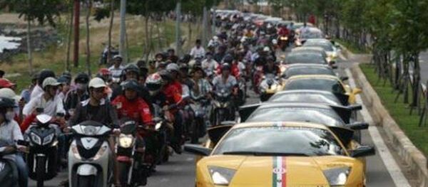 Dàn siêu xe của các đại gia nối đuôi nhau trên đường phố Đà Nẵng ở Car Passion 2011 - Sputnik Việt Nam