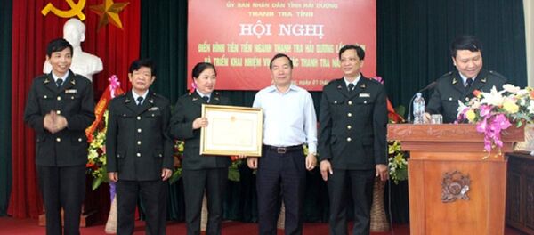 Ông Nguyễn Tọng Điều, Phó Chánh thanh tra tỉnh Hải Dương (ngoài cùng bên trái). - Sputnik Việt Nam