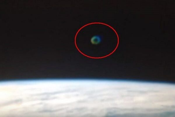 UFO trong không gian vũ trụ gần trạm ISS - Sputnik Việt Nam