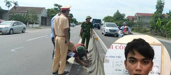 Cơ quan CSĐT khám nghiệm hiện trường. Lái xe hất văng CSGT (ảnh nhỏ) đã khai tên giả khi bị bắt giữ. - Sputnik Việt Nam