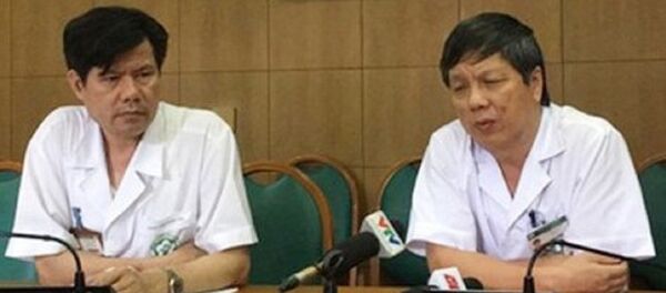 TS Nguyễn Hữu Dũng (bên trái), GS, TS Nguyễn Gia Bình (bên phải) cung cấp thông tin cho báo chí về vụ chạy thận ở Hòa Bình ngày 4-7 - Sputnik Việt Nam