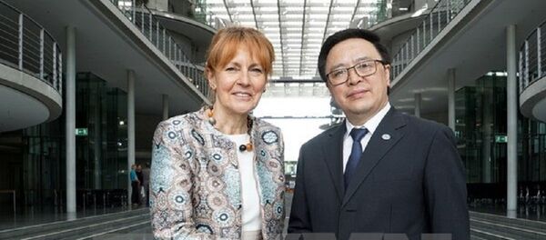 Ông Hoàng Bình Quân, Trưởng Ban Đối ngoại Trung ương Đảng Cộng sản Việt Nam và bà Edelgard Bulmahn, thành viên Đảng Dân chủ Xã hội Đức, Phó Chủ tịch Quốc hội Liên bang Đức, chụp ảnh lưu niệm. - Sputnik Việt Nam