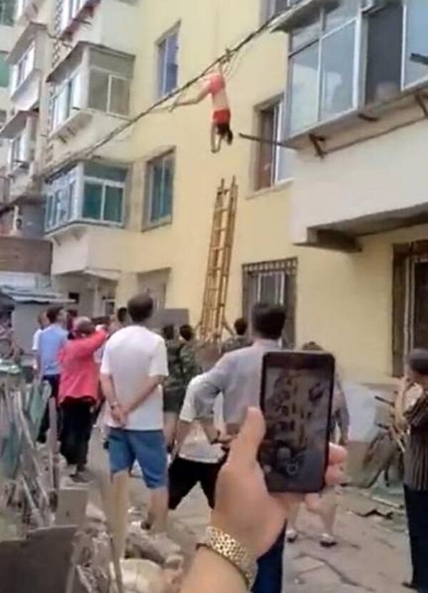 Vì quá sợ hãi, người phụ nữ này đã ngất xỉu ngay tại chỗ. Vì quá sợ hãi, người phụ nữ này đã ngất xỉu ngay tại chỗ. - Sputnik Việt Nam