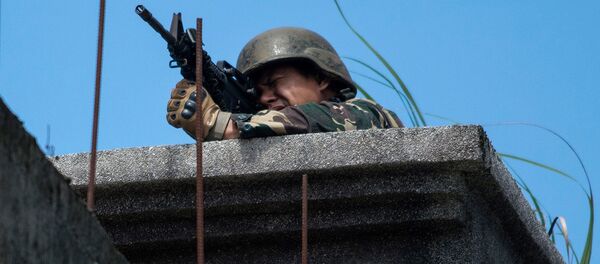 Военнослужащий в городе Марави, где идут бои между филиппинской армией и исламистской группировкой «Мауте» - Sputnik Việt Nam