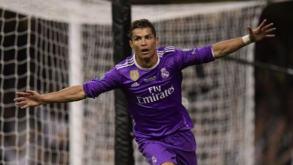 Real Madrid's Portuguese striker Cristiano Ronaldo celebrates after scoring their third goal during the UEFA Champions League final football match between Juventus and Real Madrid at The Principality Stadium in Cardiff, south Wales - Sputnik Việt Nam