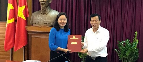 Bộ trưởng VH-TT-DL Nguyễn Ngọc Thiện trao quyết định bổ nhiệm của Thủ tướng cho Thứ trưởng Trịnh Thị Thủy. - Sputnik Việt Nam