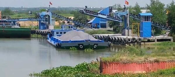 Bà Thanh cấp phép cho Công ty Cường Hưng kinh doanh bến thủy nội địa, vật liệu xây dựng không thuộc lĩnh vực bà phụ trách. Bà Thanh cấp phép cho Công ty Cường Hưng kinh doanh bến thủy nội địa, vật liệu xây dựng không thuộc lĩnh vực bà phụ trách. - Sputnik Việt Nam