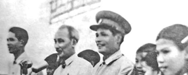 Bác Hồ và Đại tướng Nguyễn Chí Thanh trên khán đài sân vận động Đồng Hới - Sputnik Việt Nam