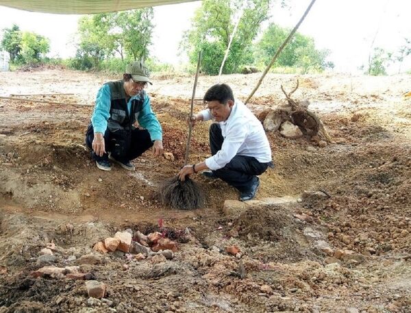 Bà con trong Nguyễn Phước tộc mong muốn sẽ được xây lại lăng mộ của bà Cửu giai Tài nhân họ Lê tại vị trí cũ. - Sputnik Việt Nam