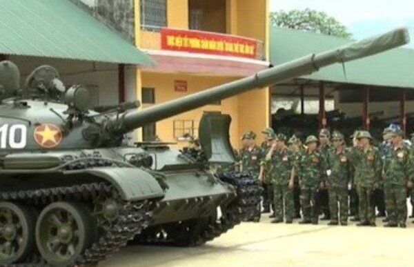 So với T-54/55, T-62 hiện đại hơn với hệ thống pháo nòng trơn 115mm U-5TS có khả năng bắn tên lửa chống tăng qua nòng cũng như sở hữu những quả đạn xuyên giáp tốt hơn. - Sputnik Việt Nam