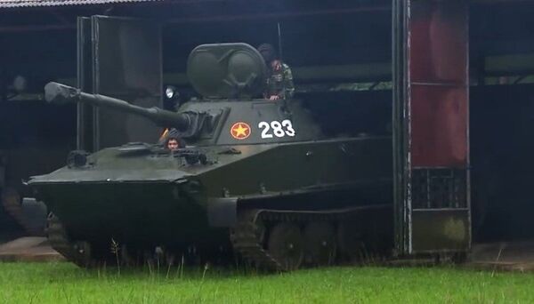 Ngoài các xe tăng chiến đấu chủ lực hạng nặng, Việt Nam còn có trong biên chế khoảng 300-400 chiếc xe tăng hạng nhẹ PT-76 và K63-85 (Trung Quốc sản xuất). Các xe này chủ yếu trang bị cho các đơn vị tăng thiết giáp hoạt động ở vùng nhiều sông ngòi, phòng thủ hải đảo. Ngoài các xe tăng chiến đấu chủ lực hạng nặng, Việt Nam còn có trong biên chế khoảng 300-400 chiếc xe tăng hạng nhẹ PT-76 và K63-85 (Trung Quốc sản xuất). Các xe này chủ yếu trang bị cho các đơn vị tăng thiết giáp hoạt động ở vùng nhiều sông ngòi, phòng thủ hải đảo. - Sputnik Việt Nam