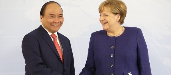 Премьер-министр Вьетнама Нгуен Суан Фук и и Федеральный канцлер Германии Ангела Меркель на двусторонней встрече накануне саммита G-20 в Гамбурге Премьер-министр Вьетнама Нгуен Суан Фук и и Федеральный канцлер Германии Ангела Меркель на двусторонней встрече накануне саммита G-20 в Гамбурге - Sputnik Việt Nam