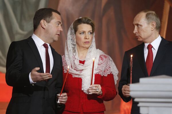 Tổng thống Nga Vladimir Putin, Thủ tướng Nga Dmitry Medvedev và phu nhân Thủ tướng Svetlana Medvedeva Tổng thống Nga Vladimir Putin, Thủ tướng Nga Dmitry Medvedev và phu nhân Thủ tướng Svetlana Medvedeva - Sputnik Việt Nam